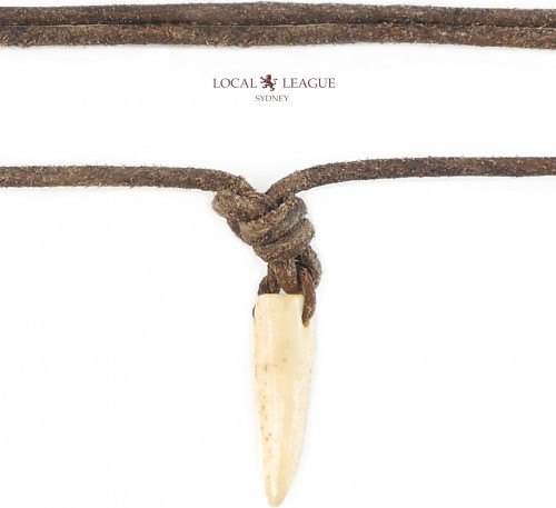 Мужской кожаный шнурок на шею с подвеской "Клык" Local League CS-LNM21WHITE оптом
